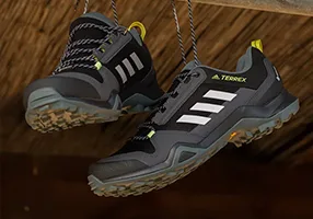 adidas terrex obuća postavljene na gredu sa zavezanim pertlama modela ax3