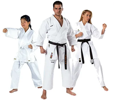 tri borca u kimonima za karate na bijeloj pozadini sa bijelim i crnim pojasevima