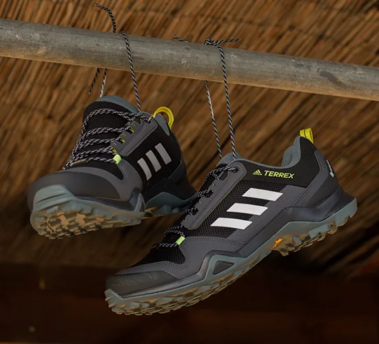 adidas terrex obuća postavljene na gredu sa zavezanim pertlama modela ax3