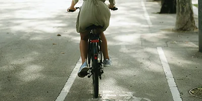 gradski bicikli mini banner djevojka koja vozi bicikl u gradu bicikli BiH