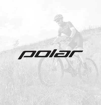 model biciklista se spušta niz brdo sa polar biciklom u crni-bijeloj boji sa znakom polar