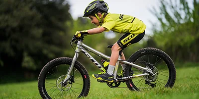 scott bicikli dječak vozi scott dječiji bicikl sa scott opremom