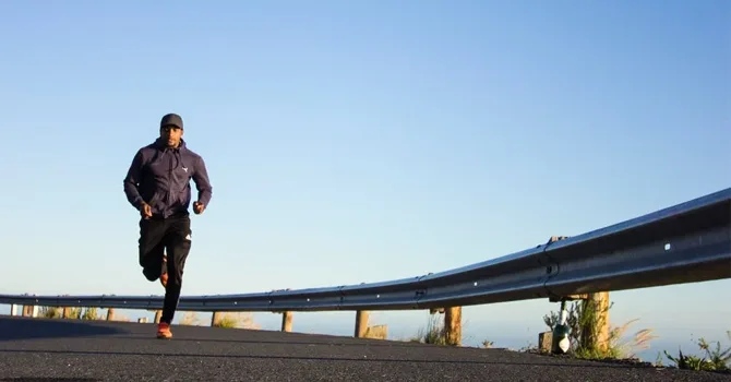 model koji trči na putu odjeven u sportsku odjeću sa pogledom na horizont